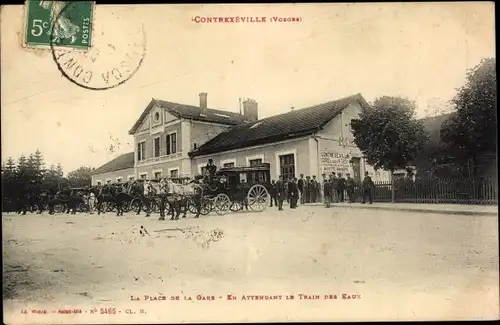 Ak Contrexéville Lothringen Vosges, La Place de la Gare, en attendant le train des eaux, Kutschen