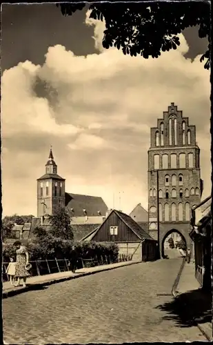 Ak Altentreptow in Mecklenburg Vorpommern, Brandenburger Tor, Spaziergänger