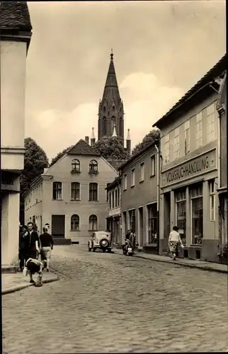 Ak Ueckermünde Mecklenburg Vorpommern, Straße der Befreier, Volksbuchhandlung