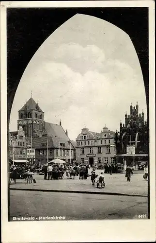 Ak Hansestadt Greifswald, Marienkirche, Blick auf den Markt, Besucher