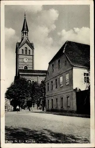 Ak Peitz in Brandenburg, Die Kirche von der Straße gesehen, Wohngebäude