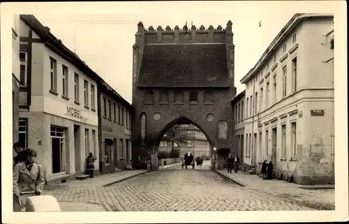 Ak Malchin in Mecklenburg, Partie an der Steinstraße mit Tor, Kutsche