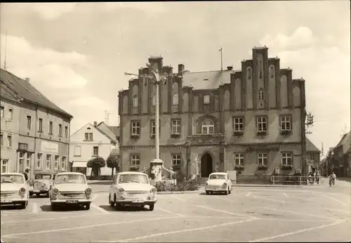 Ak Mügeln in Sachsen, Rathaus am Karl-Marx-Platz, Autos