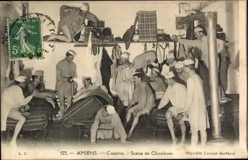 Ak Amiens Somme, Caserne, Soldaten in Schlafkleidung auf der Stube, Scene de Chambree