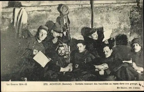 Ak Acheux Somme, Soldats revenant des tranchees au repos dans une grange, Rastende Soldaten, 1. WK