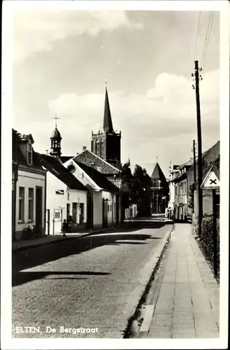 Ak Elten Emmerich am Niederrhein, Bergstraße, De Bergstraat, Straßenpartie, Kirche