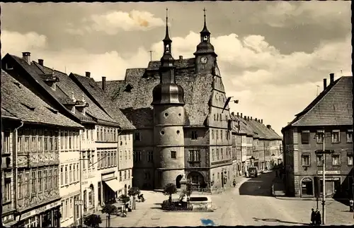 Ak Hildburghausen in Thüringen, Straßenpartie Blick auf das Rathaus