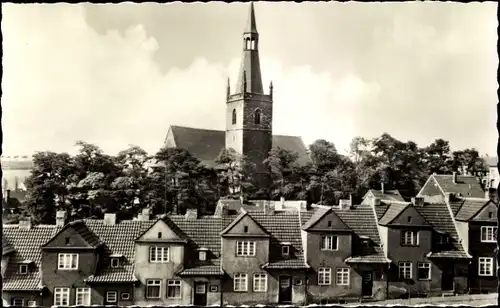 Ak Lutherstadt Eisleben in Sachsen Anhalt, Ferdinand Neißer Straße, Wohnhäuser, Kirche