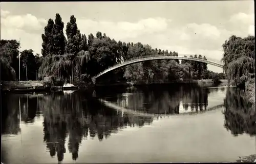 Ak Leuna an der Saale, Eingang zum Waldbad, Brücke