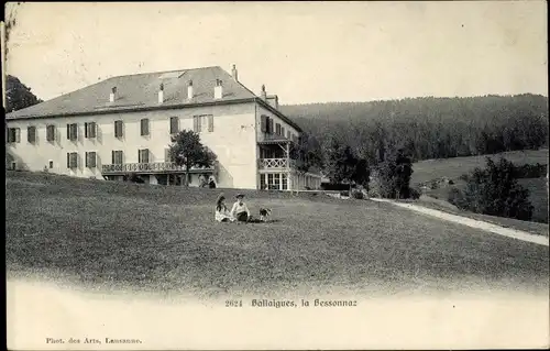 Ak Ballaigues Kanton Waadt Suisse, La Bessonnaz, Frau und Mädchen auf der Wiese, Hund