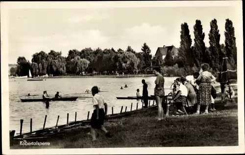 Ak Langenhessen Werdau an der Pleiße in Sachsen, Koberbachtalsperre, Badegäste, Ruderboote