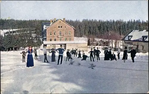 Ak Georgengrün Auerbach im Vogtland, Pension Waldschuster im Schnee, Rodler, Skiläufer