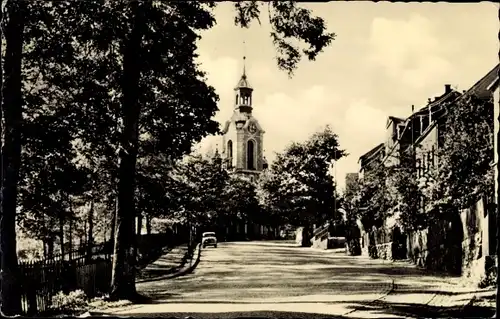 Ak Grünhain Beierfeld im Erzgebirge Sachsen, August-Bebel-Straße mit Kirche, Bäume