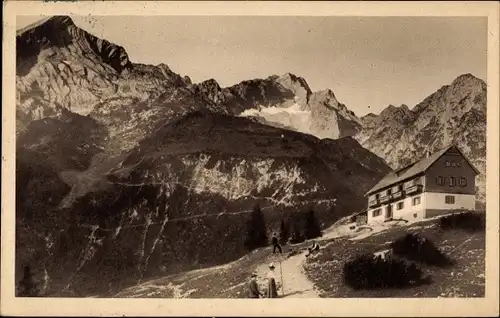 Ak Garmisch Partenkirchen in Oberbayern, Kreuzeckhaus, Alpspitze, Zugspitze, Waxenstein, Wanderer