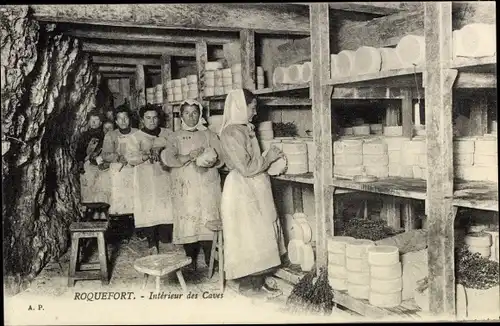 Ak Roquefort sur Soulzon Aveyron, Interieur des Caves, Höhlenkäse, Frauen mit Käselaibern