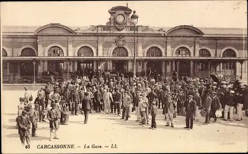Ak Carcassonne Aude, Le Gare, Bahnhof, Außenansicht, Menschenmenge