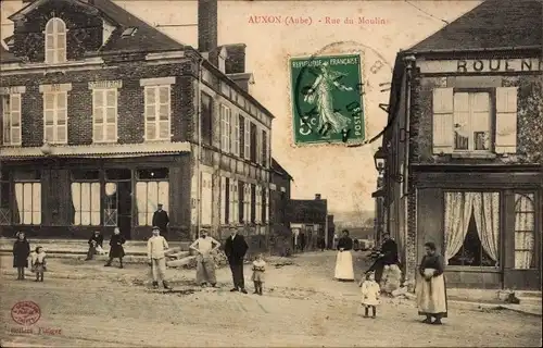 Ak Auxon Aube, Rue du Moulin, Straßenansicht, Anwohner