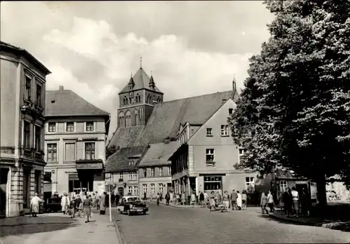 Ak Hansestadt Greifswald, Straße der Freundschaft mit St. Marienkirche