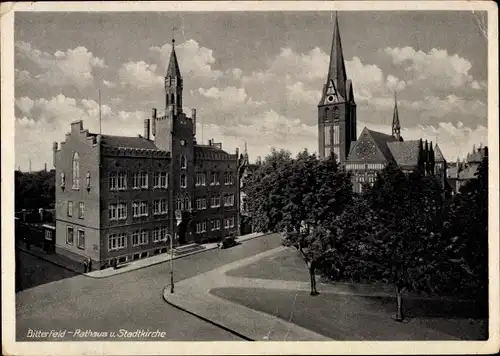 Ak Bitterfeld in Sachsen Anhalt, Rathaus und Stadtkirche