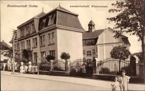 Ak Gotha, Landwirtschaftliche Winterschule, Straßenseite, Kinder