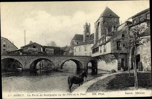 Ak Moret-sur-Loing Seine et Marne, La Porte de Bourgogne ou du Pont et le Pont