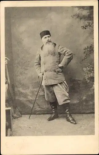 Ak Bärtiger Mann mit Gehstock, Portrait