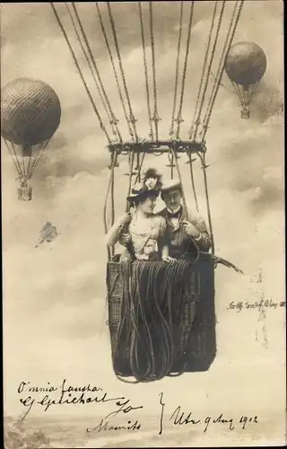 Ak Liebespaar in einem Heißluftballon, Fotomontage, Gondel