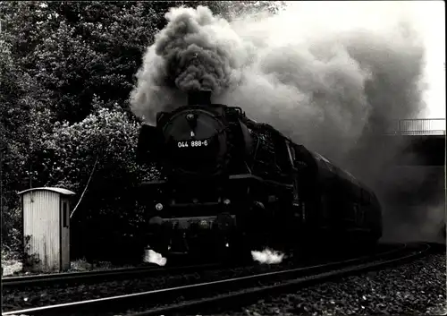 Foto Ak Dampflokomotive die Brücke passierend, 044 888 des Bw Emden