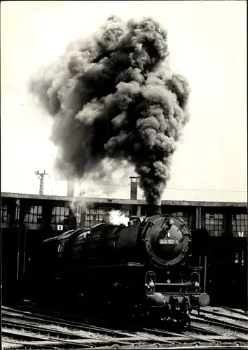 Foto Ak Dampflok im Lokschuppen, 043 167 des Bw Rheine