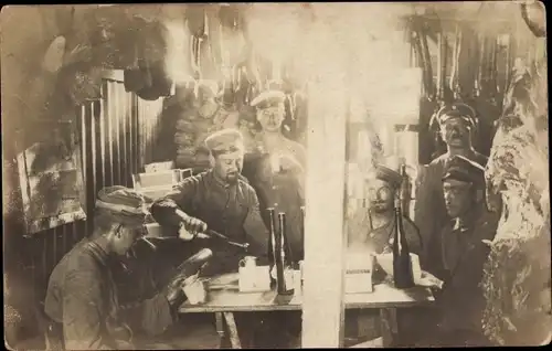 Foto Ak Deutsche Soldaten in Uniformen in einem Raum umgeben von Würsten, I WK