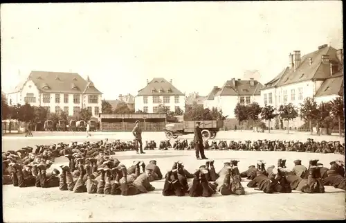 Foto Ak Deutsche Soldaten in Uniformen, Exerzieren, I WK