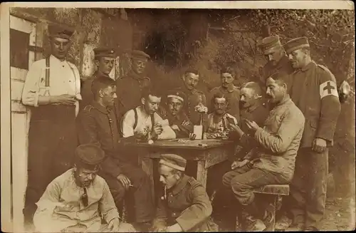 Foto Ak Deutsche Soldaten in Uniformen beim Kartenspiel, Sanitäter, I WK