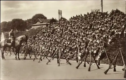 Foto Ak Deutsche Soldaten in Uniformen, Gruppenaufnahme, Biwak