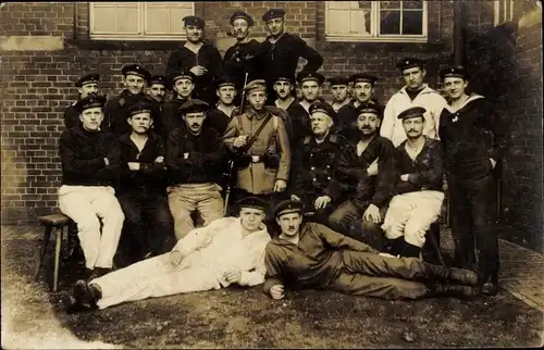 Foto Ak Deutsche Marinesoldaten in Uniformen, 1916