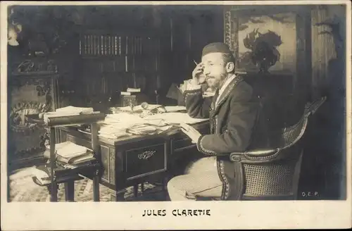 Ak Schriftsteller Jules Claretie, Portrait am Schreibtisch