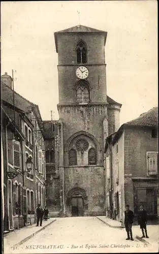 Ak Neufchâteau Lothringen Vosges, Rue et Eglise Saint Christophe, Kirche, Außenansicht