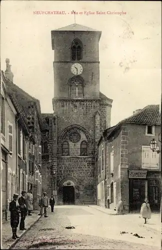 Ak Neufchâteau Lothringen Vosges, Rue et Eglise Saint Christophe, Kirche, Außenansicht