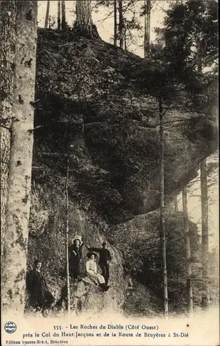 Ak Bruyères Vosges, Les Roches du Diable, Felsen, Wanderer