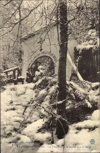 Ak Bruyères Vosges, La Chapelle de la Roche sous la Neige, Waldkapelle, Winteransicht