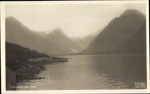 Ak Sogn og Fjordane Norwegen, Fjaerlandsfjord, Bucht, Gebirge