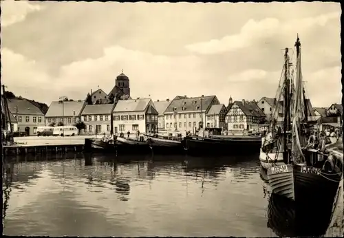 Ak Wolgast in Mecklenburg Vorpommern, Am Hafen, Kutter