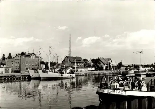 Ak Wolgast in Mecklenburg Vorpommern, Am Hafen, Kutter