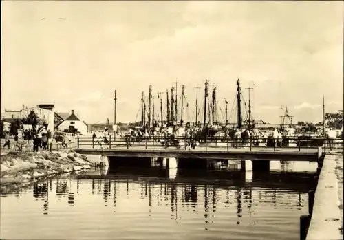 Ak Wolgast in Mecklenburg Vorpommern, Am Hafen, Kutter, Brücke