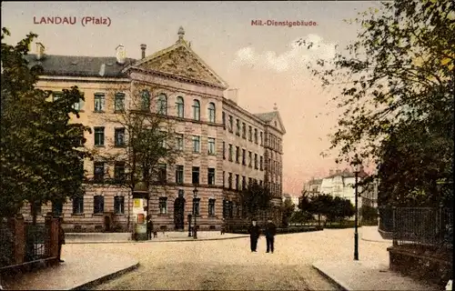 Ak Landau in der Pfalz, Mil.-Dienstgebäude, Straßenansicht, Litfaßsäule, Passanten
