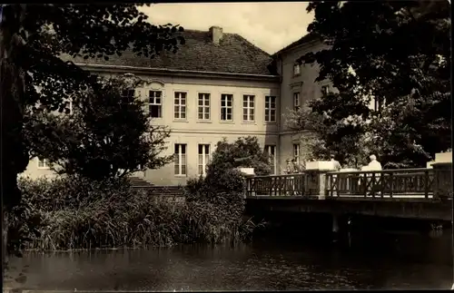 Ak Rheinsberg Mark, Blick aus dem Park zum Schloss, Sanatorium Helmut Lehmann