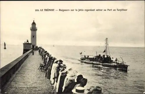 Ak Le Tréport Seine Maritime, Baigneurs sur la Jetée regardant entrer au Port un Torpilleur