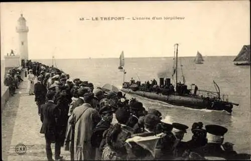 Ak Le Treport Seine Maritime, Entrée d'un torpilleur, Zuschauer, Torpedoboot, Leuchtturm