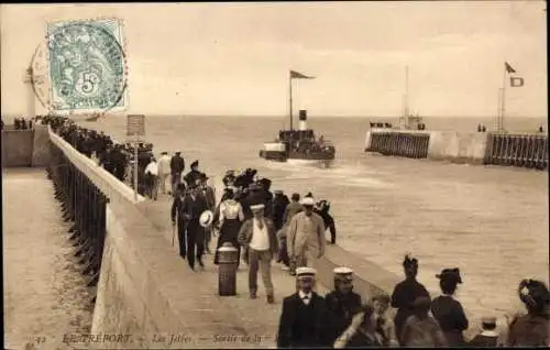 Ak Le Tréport Seine Maritime, Partie auf dem Steg, Leuchtturm, Dampfer