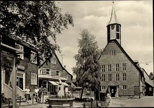 Ak Schmiedefeld am Rennsteig Suhl, An der Kirche, Platz