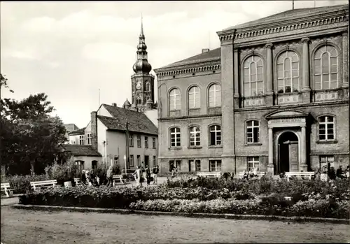 Ak Greifswald in Mecklenburg Vorpommern, August-Bebel-Schule Außenansicht, Kirchturm